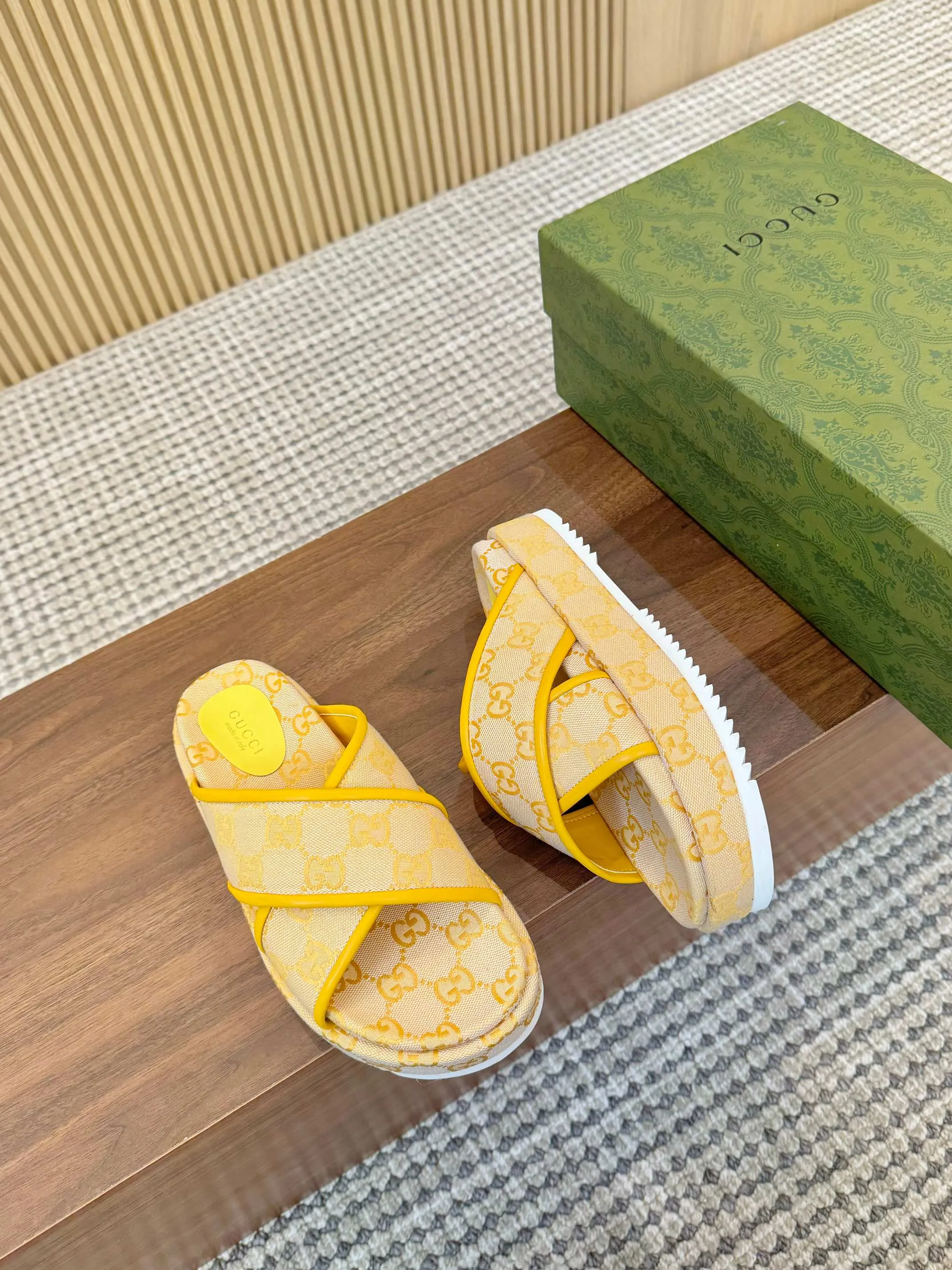 👟👟Ex-factory price 400👟👟 Shipped all year round, Gucci's latest limited edition thick-soled slippers. Top quality for sale. Purchase genuine product for development. The material and workmanship are consistent with the original. Upper: original special printing process. Lining: dyed sheepskin. Outsole: Italian private model outsole. Size: 35-43M standard size. 41, 42, 43 are also customized and cannot be returned. Sole thickness: 5.5cm. Forefoot 4cm.